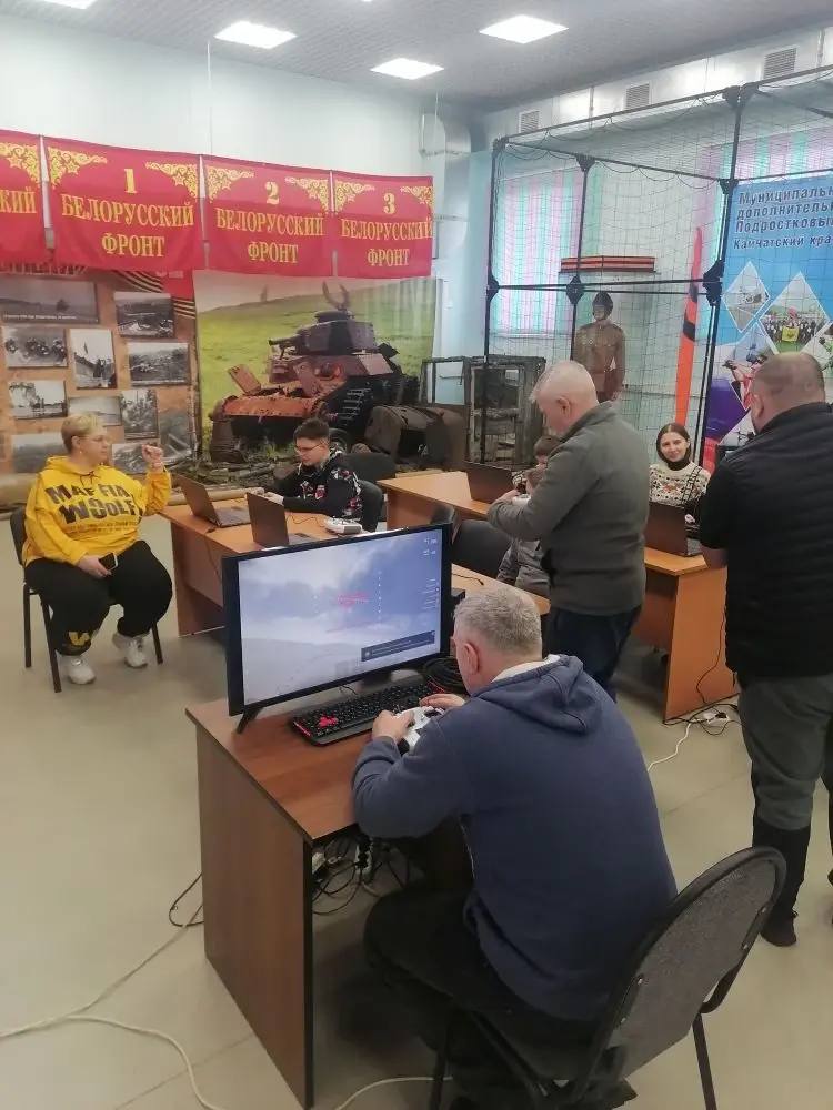 В Подростковом центре «Патриот» проходит мастер - класс для детей и взрослых по обучению на БПЛА (полёты на симуляторах)! В Подростковом центре «Патриот» проходит мастер - класс для детей и взрослых по обучению на БПЛА (полёты на симуляторах)!