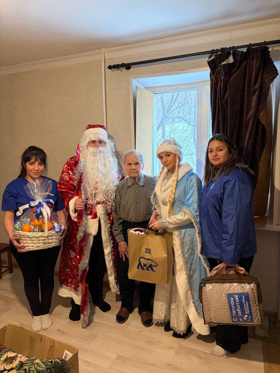 Фронтовиков и тружеников тыла поздравляют активисты Единой России и Волонтеров Победы - по всей стране продолжается акция «С Новым годом, ветеран!» Фронтовиков и тружеников тыла поздравляют активисты Единой России и Волонтеров Победы - по всей стране продолжается акция «С Новым годом, ветеран!»