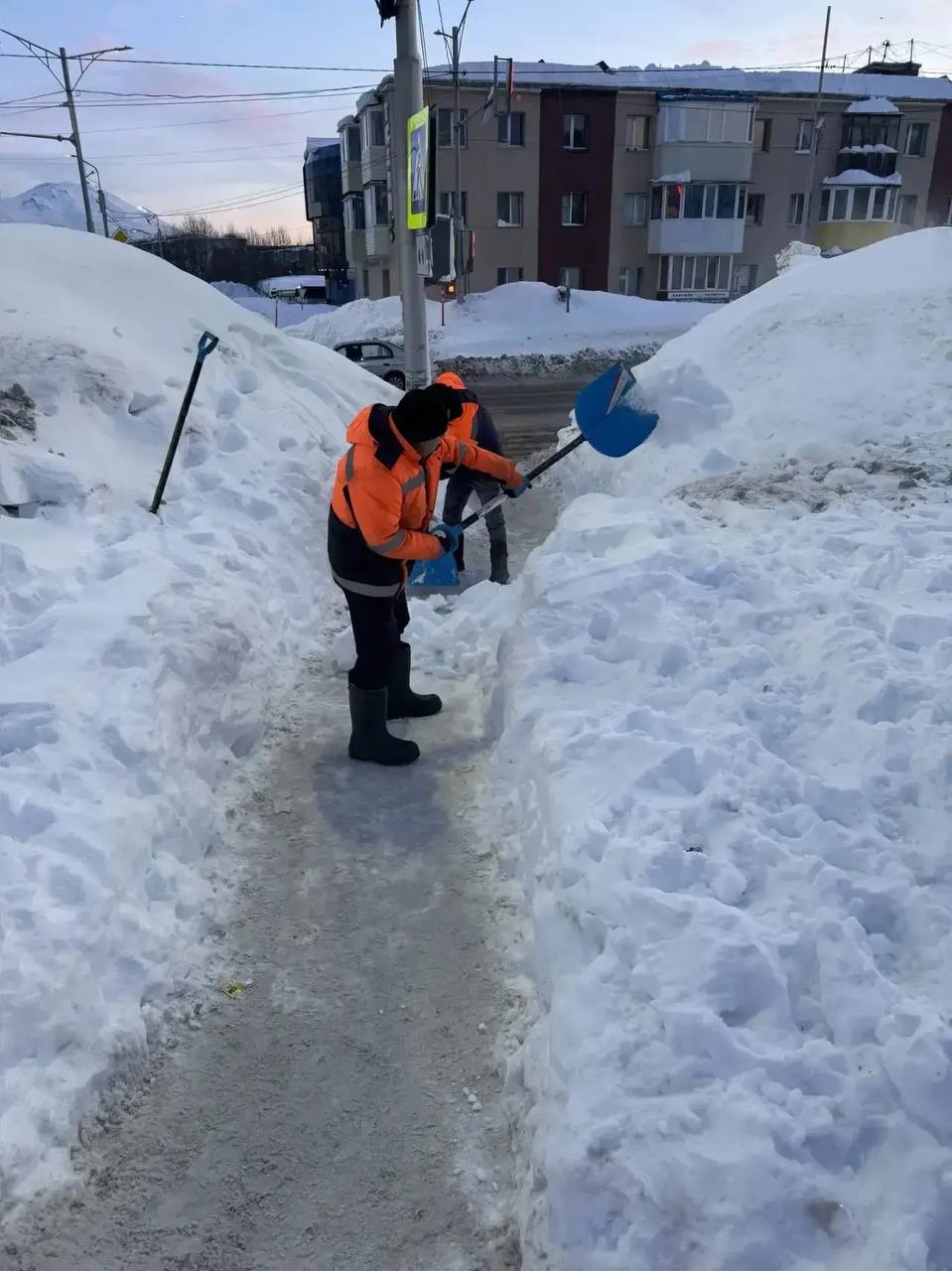 Город день за днем. 6 января 2026 года В Петропавловске-Камчатском дорожные службы продолжают комплекс работ по ликвидации последствий циклона