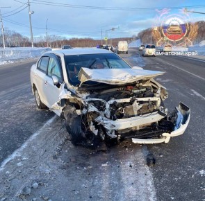 В Елизове трое человек пострадали в тройном столкновении на перекрёстке