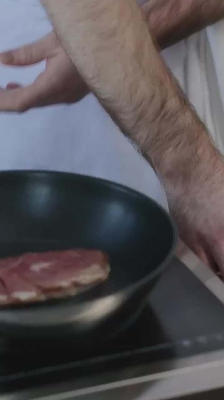 Захотелось съесть чего-то необычного? Су-шеф ресторана «Спутник» Евгений Гришин прямо сейчас покажет простой и невероятно вкусный рецепт из утки