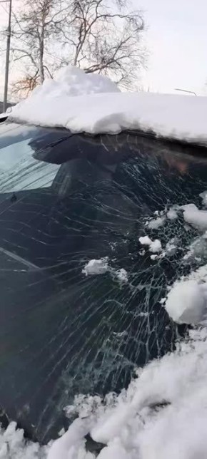 В Петропавловске магазин отказался возмещать ущерб за падение льда на авто