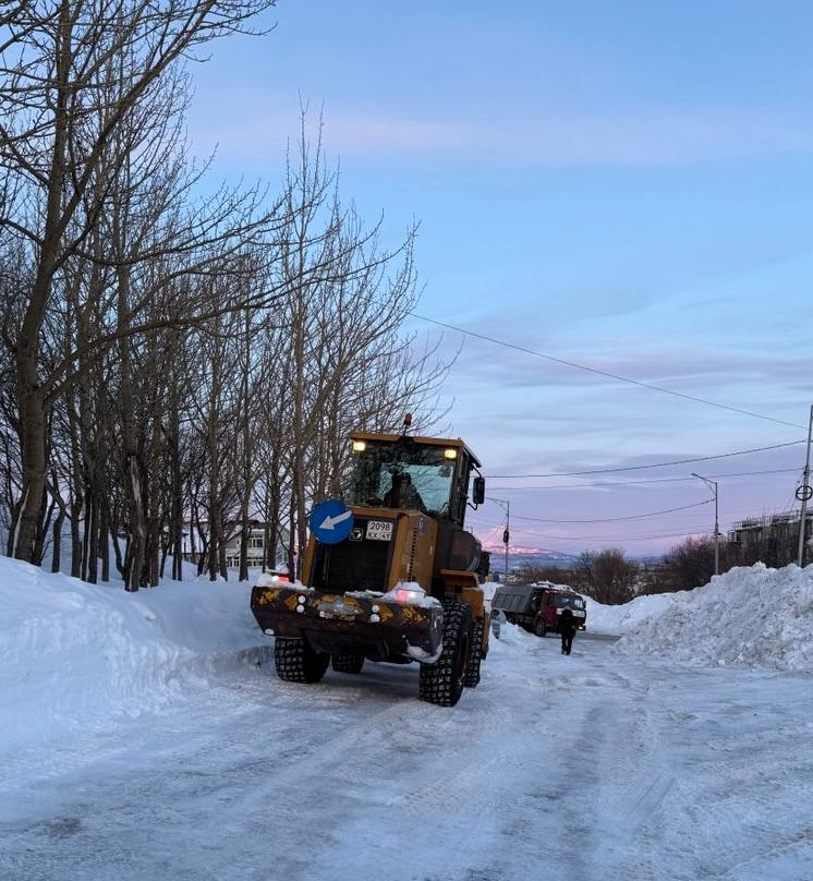 Город день за днем. 6 января 2026 года В Петропавловске-Камчатском дорожные службы продолжают комплекс работ по ликвидации последствий циклона Город день за днем. 6 января 2026 года В Петропавловске-Камчатском дорожные службы продолжают комплекс работ по ликвидации последствий циклона