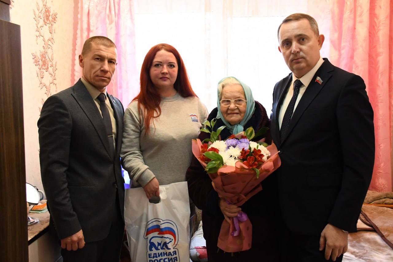 Фронтовиков и тружеников тыла поздравляют активисты Единой России и Волонтеров Победы - по всей стране продолжается акция «С Новым годом, ветеран!» Фронтовиков и тружеников тыла поздравляют активисты Единой России и Волонтеров Победы - по всей стране продолжается акция «С Новым годом, ветеран!»