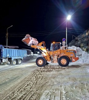 Город день за днем. 7 января 2026 года В Петропавловске-Камчатском дорожные службы продолжают работы по расчистке внутриквартальных проездов и придомовых территорий