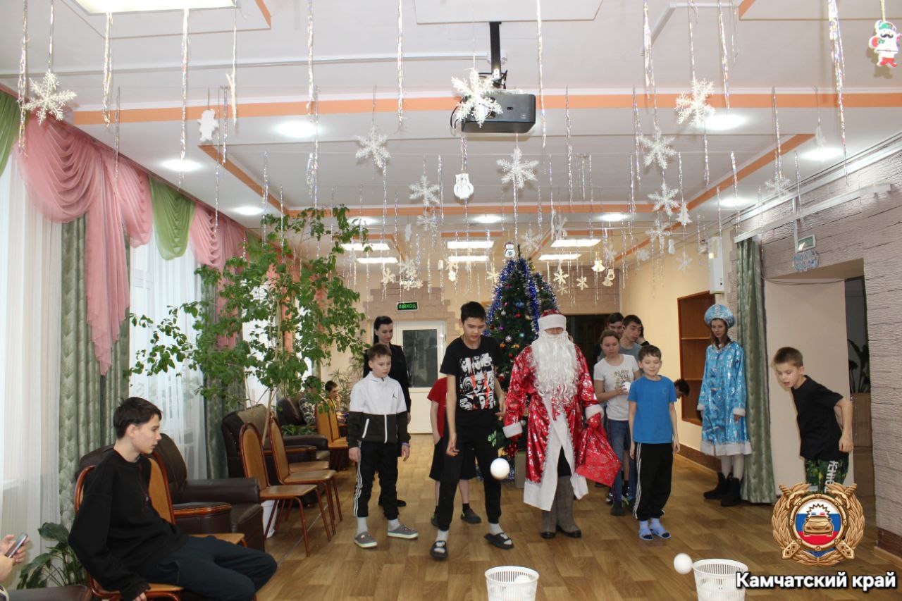 Сотрудники Госавтоинспекции совместно с представителями регионального центра по профилактике детского дорожно-транспортного травматизма навестили подшефный детский дом Сотрудники Госавтоинспекции совместно с представителями регионального центра по профилактике детского дорожно-транспортного травматизма навестили подшефный детский дом