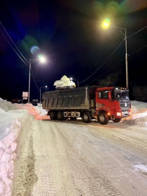 Подрядные организации продолжают расчистку внутриквартальных проездов, тротуаров и вывоз снега
