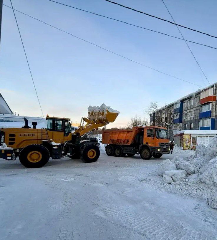 Город день за днем. 7 января 2026 года В Петропавловске-Камчатском дорожные службы продолжают работы по расчистке внутриквартальных проездов и придомовых территорий Город день за днем. 7 января 2026 года В Петропавловске-Камчатском дорожные службы продолжают работы по расчистке внутриквартальных проездов и придомовых территорий