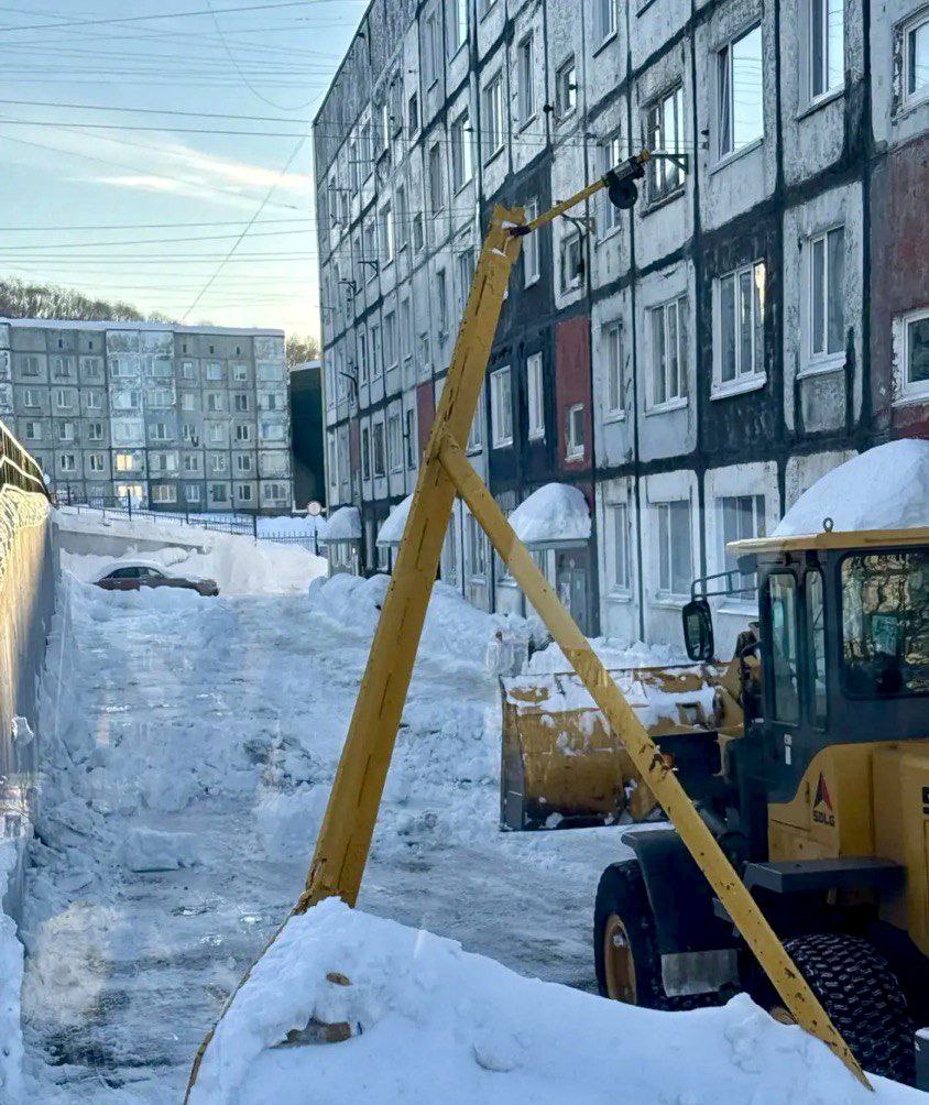Город день за днем. 7 января 2026 года В Петропавловске-Камчатском дорожные службы продолжают работы по расчистке внутриквартальных проездов и придомовых территорий Город день за днем. 7 января 2026 года В Петропавловске-Камчатском дорожные службы продолжают работы по расчистке внутриквартальных проездов и придомовых территорий