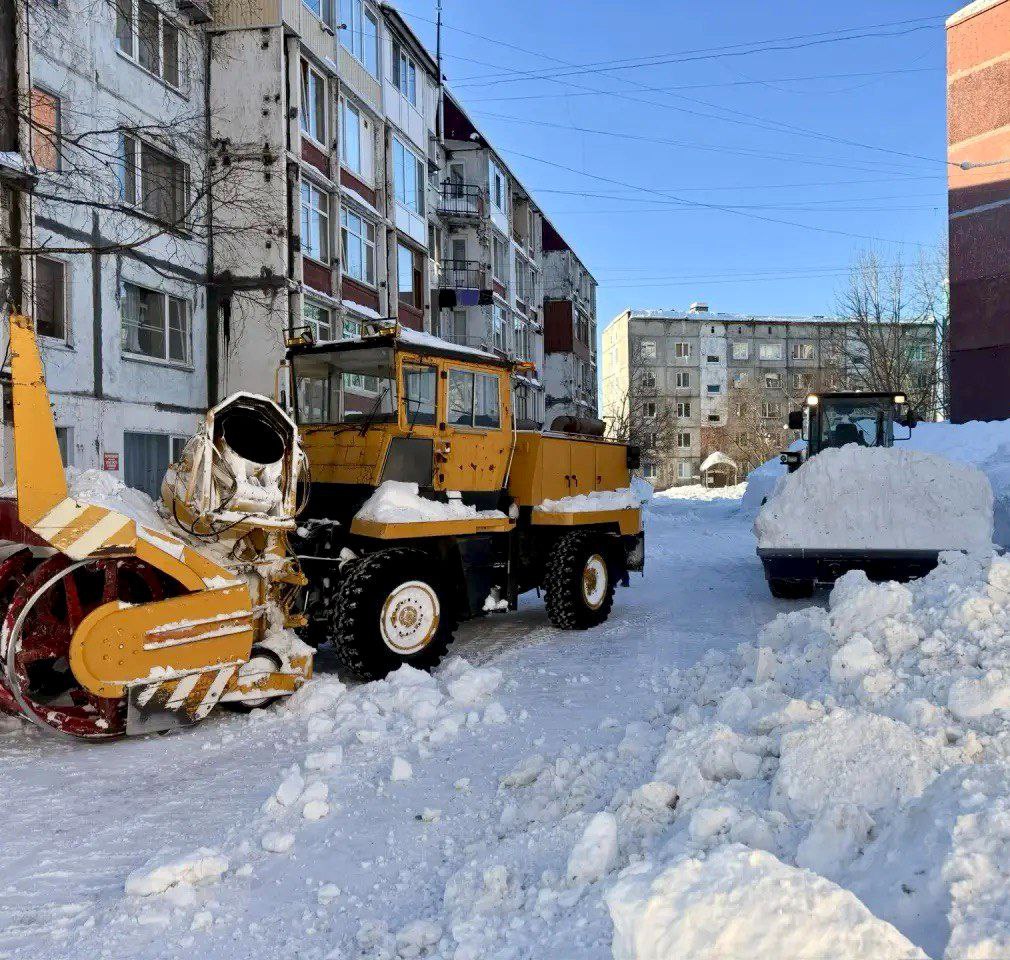 Город день за днем. 7 января 2026 года В Петропавловске-Камчатском дорожные службы продолжают работы по расчистке внутриквартальных проездов и придомовых территорий Город день за днем. 7 января 2026 года В Петропавловске-Камчатском дорожные службы продолжают работы по расчистке внутриквартальных проездов и придомовых территорий