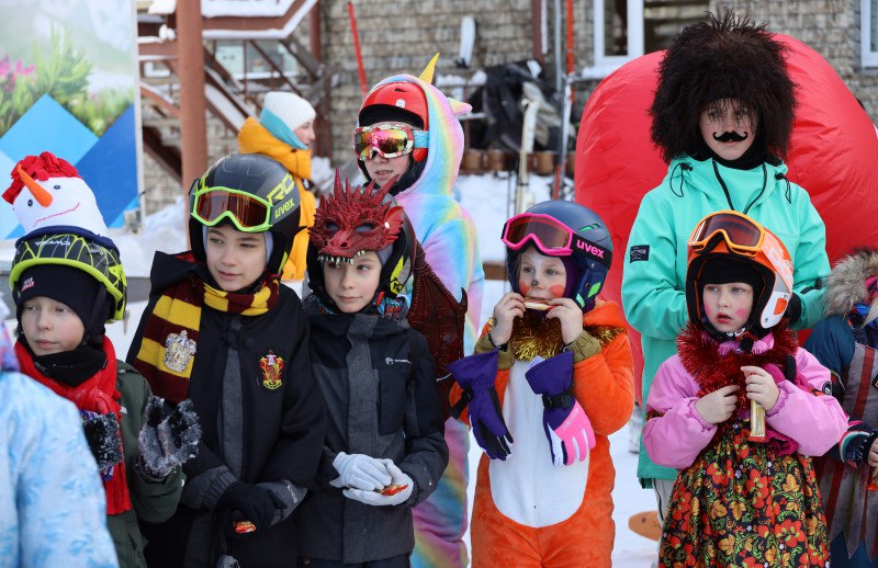 Феи, гномы и другие сказочные существа спустились с горы Морозной на Камчатке Феи, гномы и другие сказочные существа спустились с горы Морозной на Камчатке