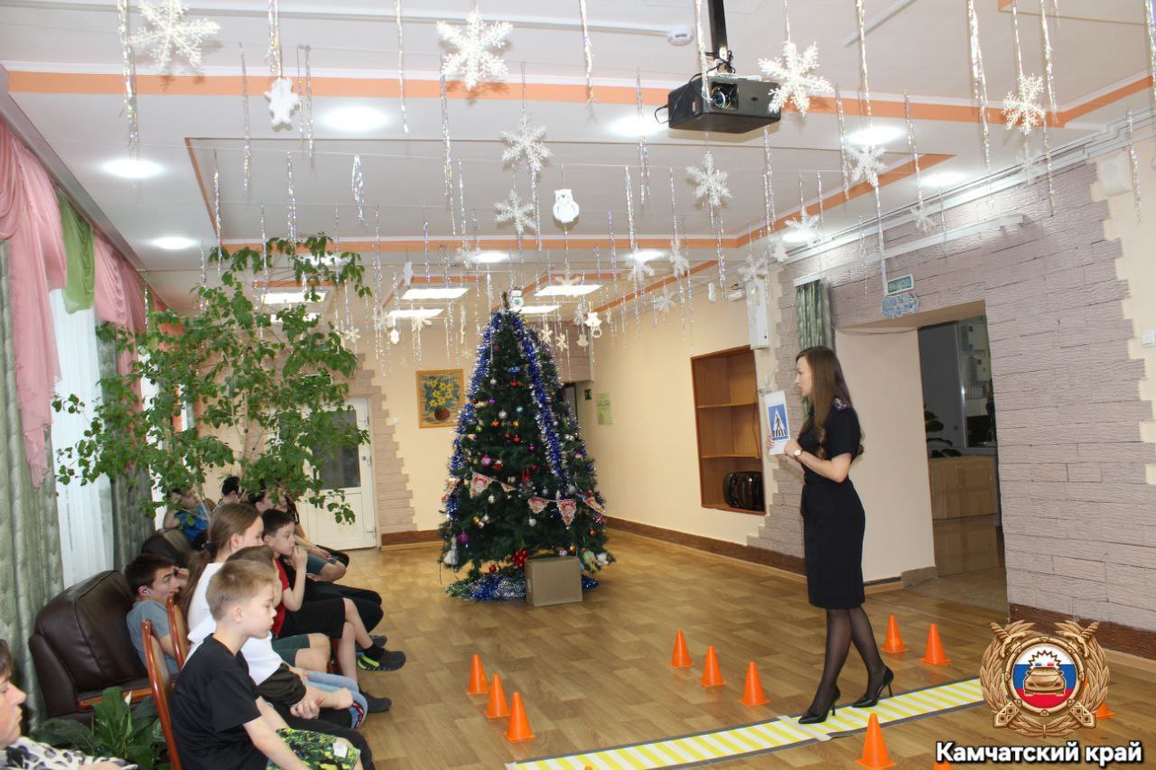 Сотрудники Госавтоинспекции совместно с представителями регионального центра по профилактике детского дорожно-транспортного травматизма навестили подшефный детский дом Сотрудники Госавтоинспекции совместно с представителями регионального центра по профилактике детского дорожно-транспортного травматизма навестили подшефный детский дом