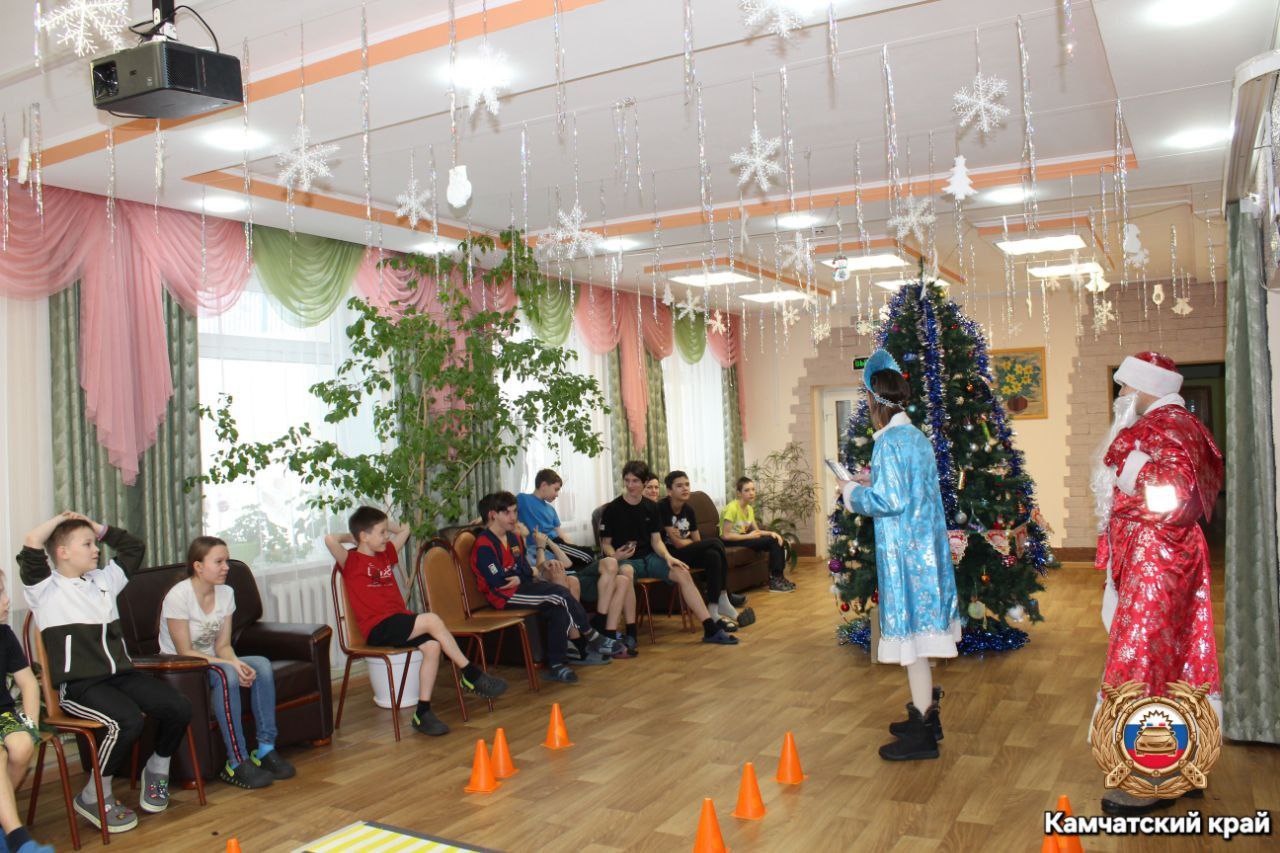 Сотрудники Госавтоинспекции совместно с представителями регионального центра по профилактике детского дорожно-транспортного травматизма навестили подшефный детский дом Сотрудники Госавтоинспекции совместно с представителями регионального центра по профилактике детского дорожно-транспортного травматизма навестили подшефный детский дом