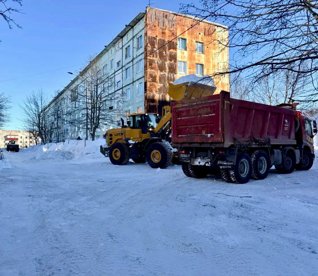 Город день за днем. 7 января 2026 года В Петропавловске-Камчатском дорожные службы продолжают работы по расчистке внутриквартальных проездов и придомовых территорий Город день за днем. 7 января 2026 года В Петропавловске-Камчатском дорожные службы продолжают работы по расчистке внутриквартальных проездов и придомовых территорий