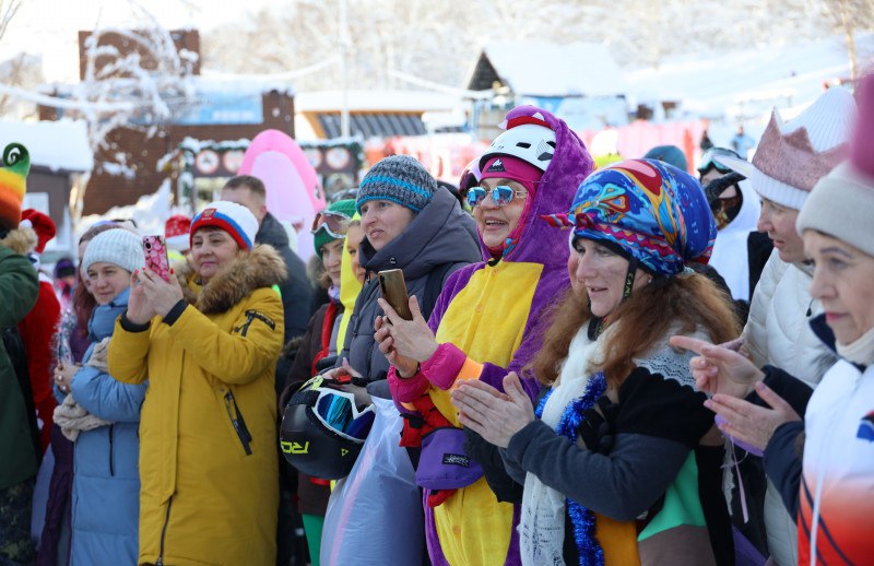 Феи, гномы и другие сказочные существа спустились с горы Морозной на Камчатке Феи, гномы и другие сказочные существа спустились с горы Морозной на Камчатке