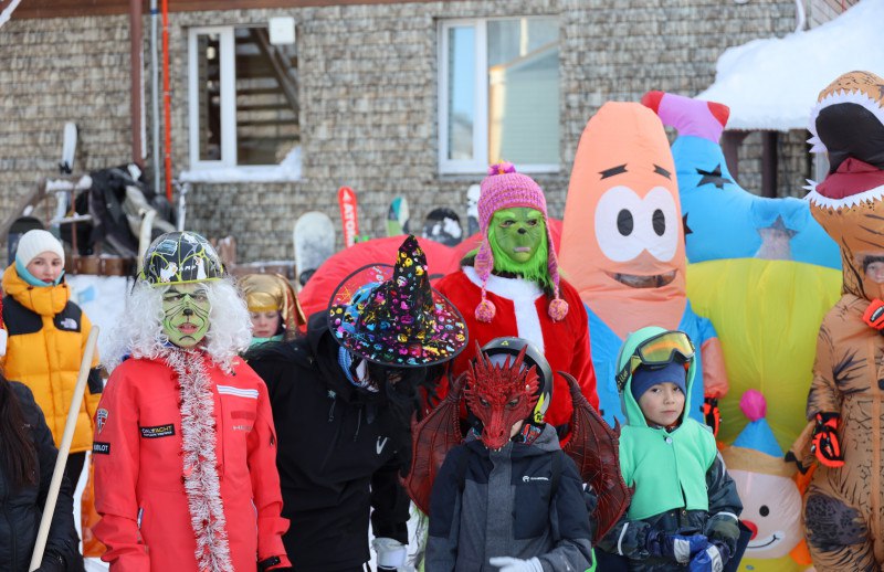 Феи, гномы и другие сказочные существа спустились с горы Морозной на Камчатке Феи, гномы и другие сказочные существа спустились с горы Морозной на Камчатке