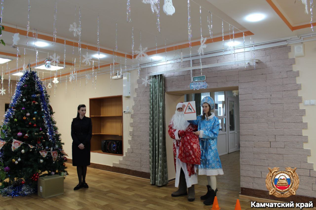 Сотрудники Госавтоинспекции совместно с представителями регионального центра по профилактике детского дорожно-транспортного травматизма навестили подшефный детский дом Сотрудники Госавтоинспекции совместно с представителями регионального центра по профилактике детского дорожно-транспортного травматизма навестили подшефный детский дом