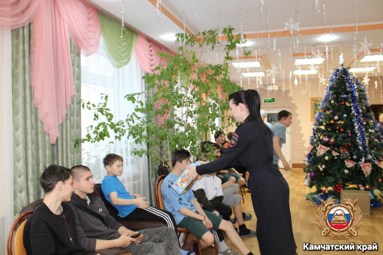 Сотрудники Госавтоинспекции совместно с представителями регионального центра по профилактике детского дорожно-транспортного травматизма навестили подшефный детский дом Сотрудники Госавтоинспекции совместно с представителями регионального центра по профилактике детского дорожно-транспортного травматизма навестили подшефный детский дом