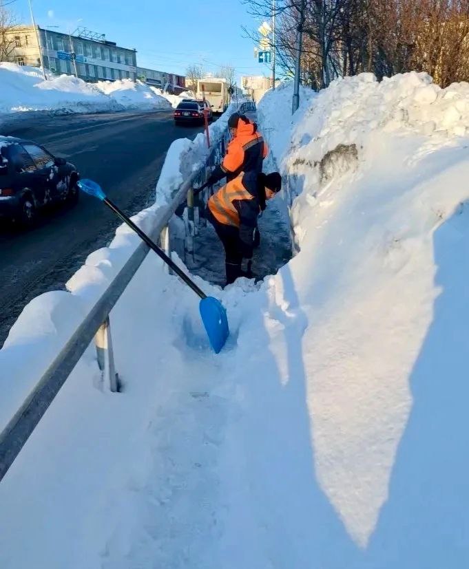 Город день за днем. 7 января 2026 года В Петропавловске-Камчатском дорожные службы продолжают работы по расчистке внутриквартальных проездов и придомовых территорий Город день за днем. 7 января 2026 года В Петропавловске-Камчатском дорожные службы продолжают работы по расчистке внутриквартальных проездов и придомовых территорий