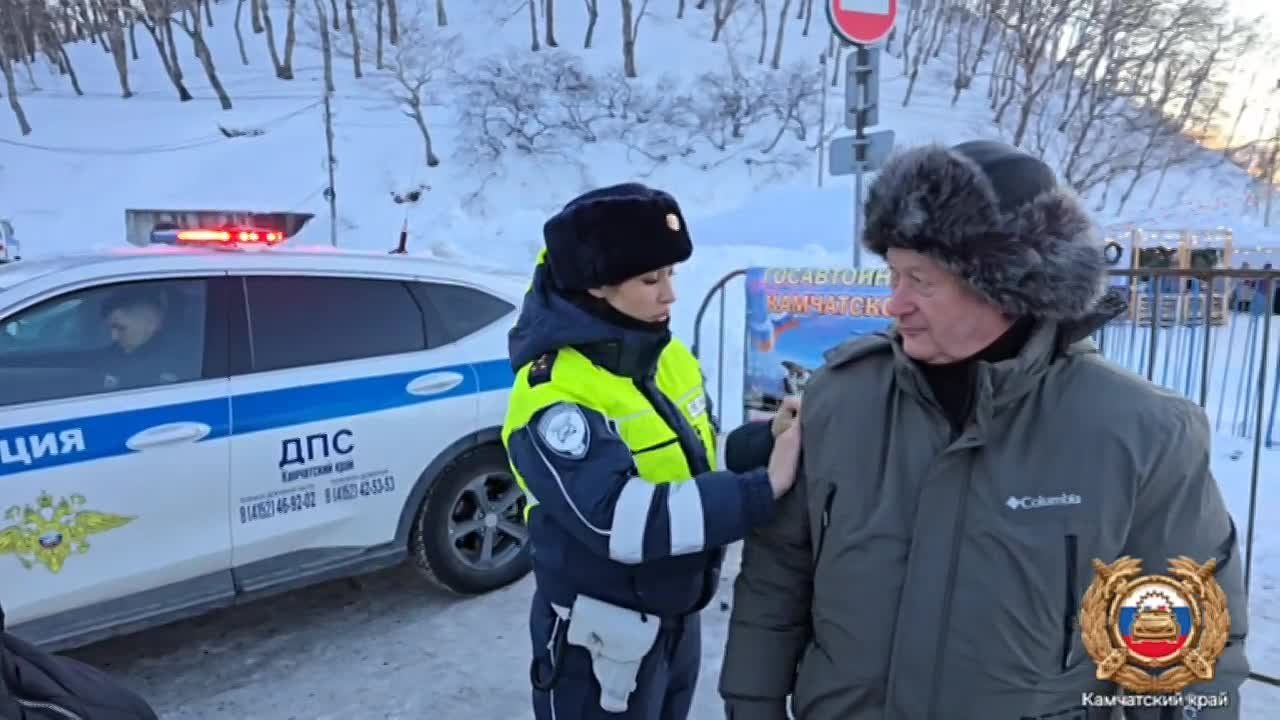 Новогодний патруль безопасности: Дед Мороз и Снегурочка напомнили детям о ПДД