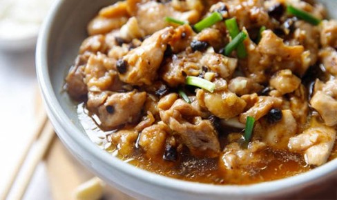 Ароматная курица с черными бобами на пару: простое и насыщенное блюдо