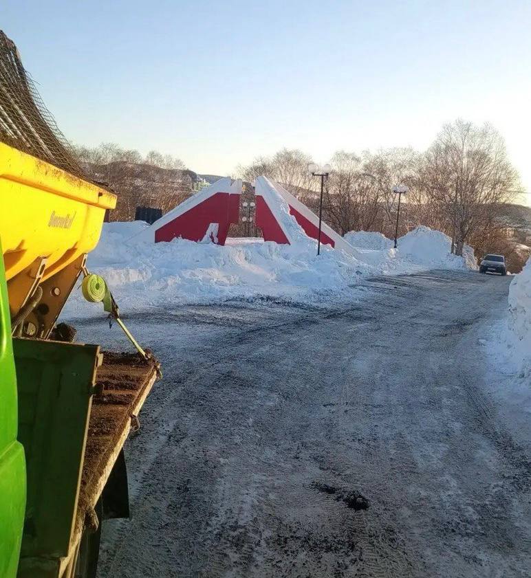 Город день за днём. 8 января 2026 нода Специализированная техника расчищает от снега магистрали и внутриквартальные проезды