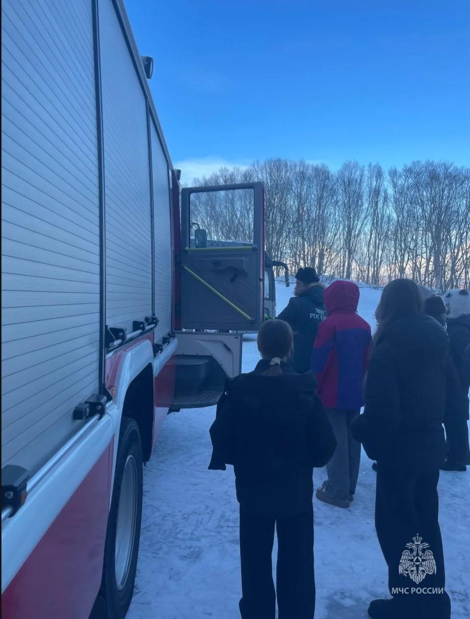 На Камчатке сотрудники МЧС России провели экскурсию для детей участников специальной военной операции На Камчатке сотрудники МЧС России провели экскурсию для детей участников специальной военной операции