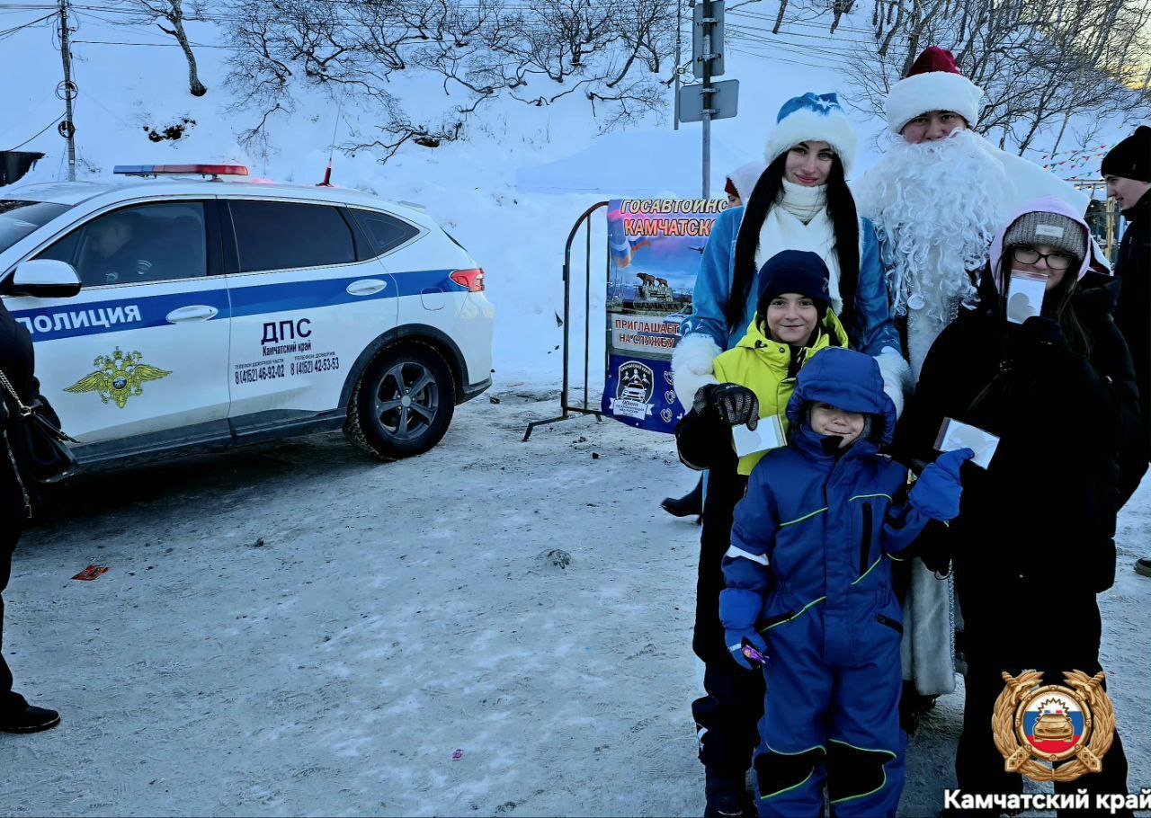 Новогодний патруль безопасности: Дед Мороз и Снегурочка напомнили детям о ПДД Новогодний патруль безопасности: Дед Мороз и Снегурочка напомнили детям о ПДД