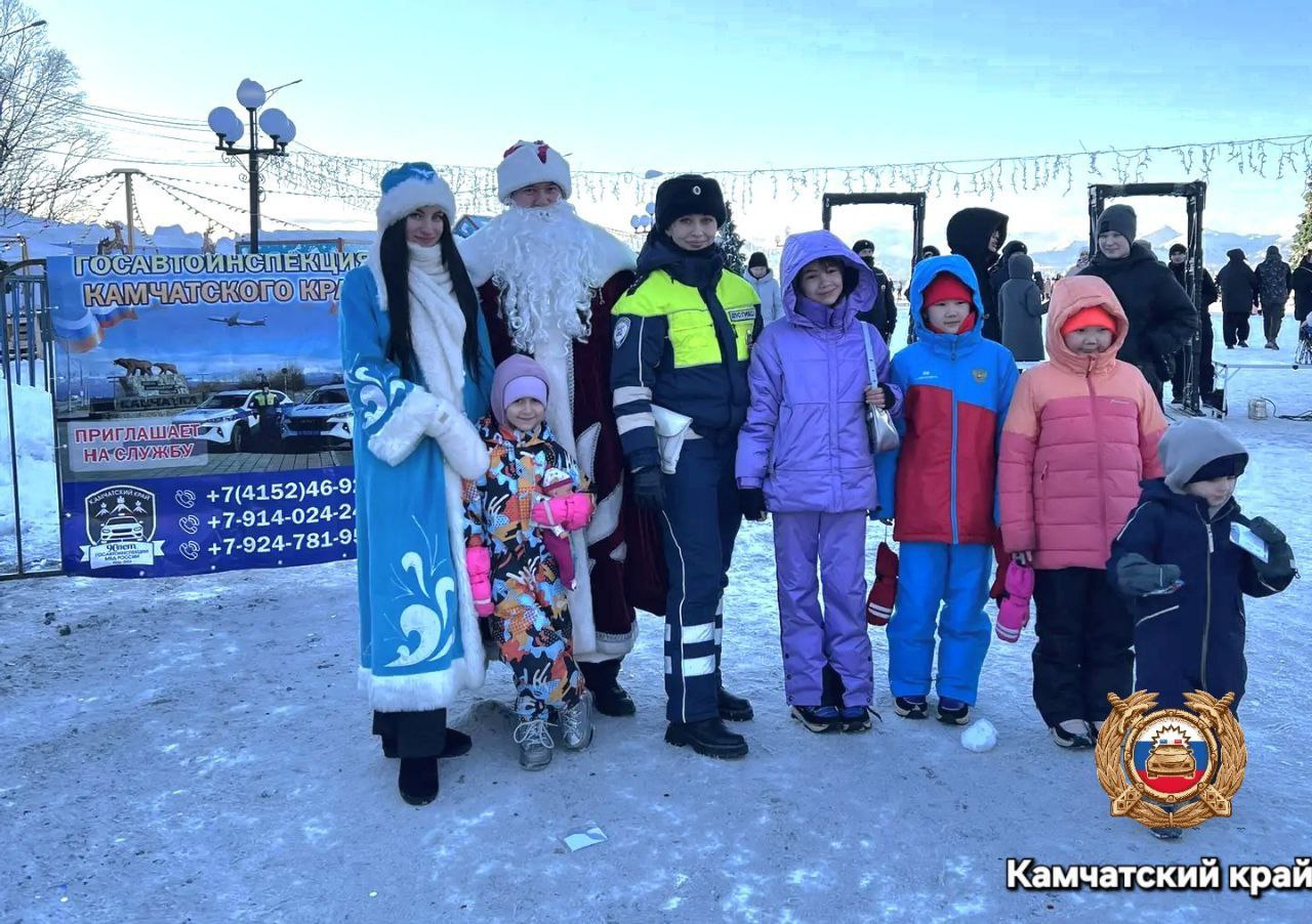 Новогодний патруль безопасности: Дед Мороз и Снегурочка напомнили детям о ПДД Новогодний патруль безопасности: Дед Мороз и Снегурочка напомнили детям о ПДД