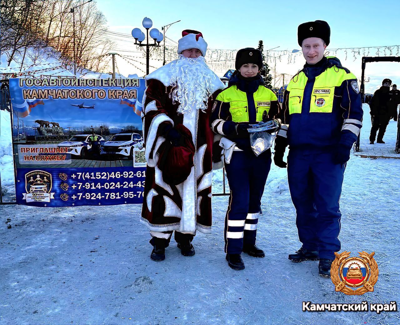 Новогодний патруль безопасности: Дед Мороз и Снегурочка напомнили детям о ПДД Новогодний патруль безопасности: Дед Мороз и Снегурочка напомнили детям о ПДД