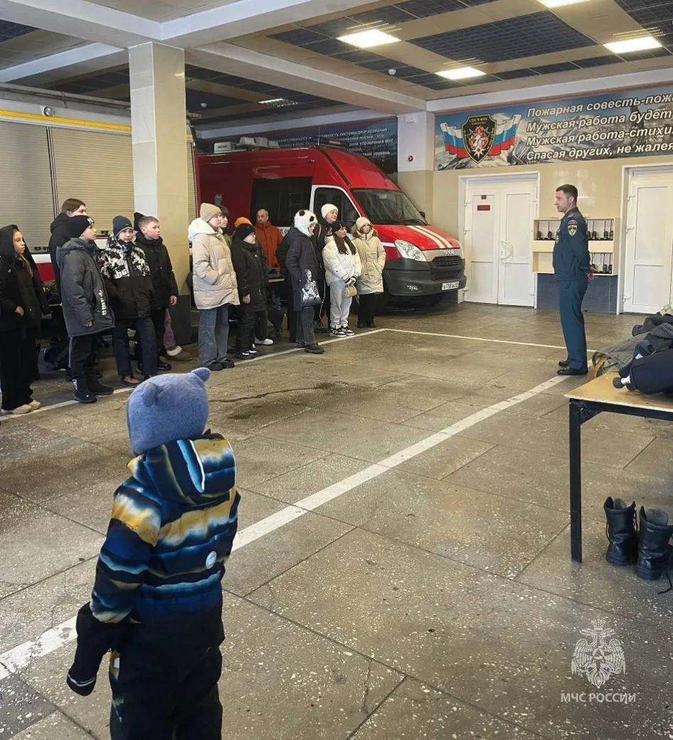 На Камчатке сотрудники МЧС России провели экскурсию для детей участников специальной военной операции На Камчатке сотрудники МЧС России провели экскурсию для детей участников специальной военной операции