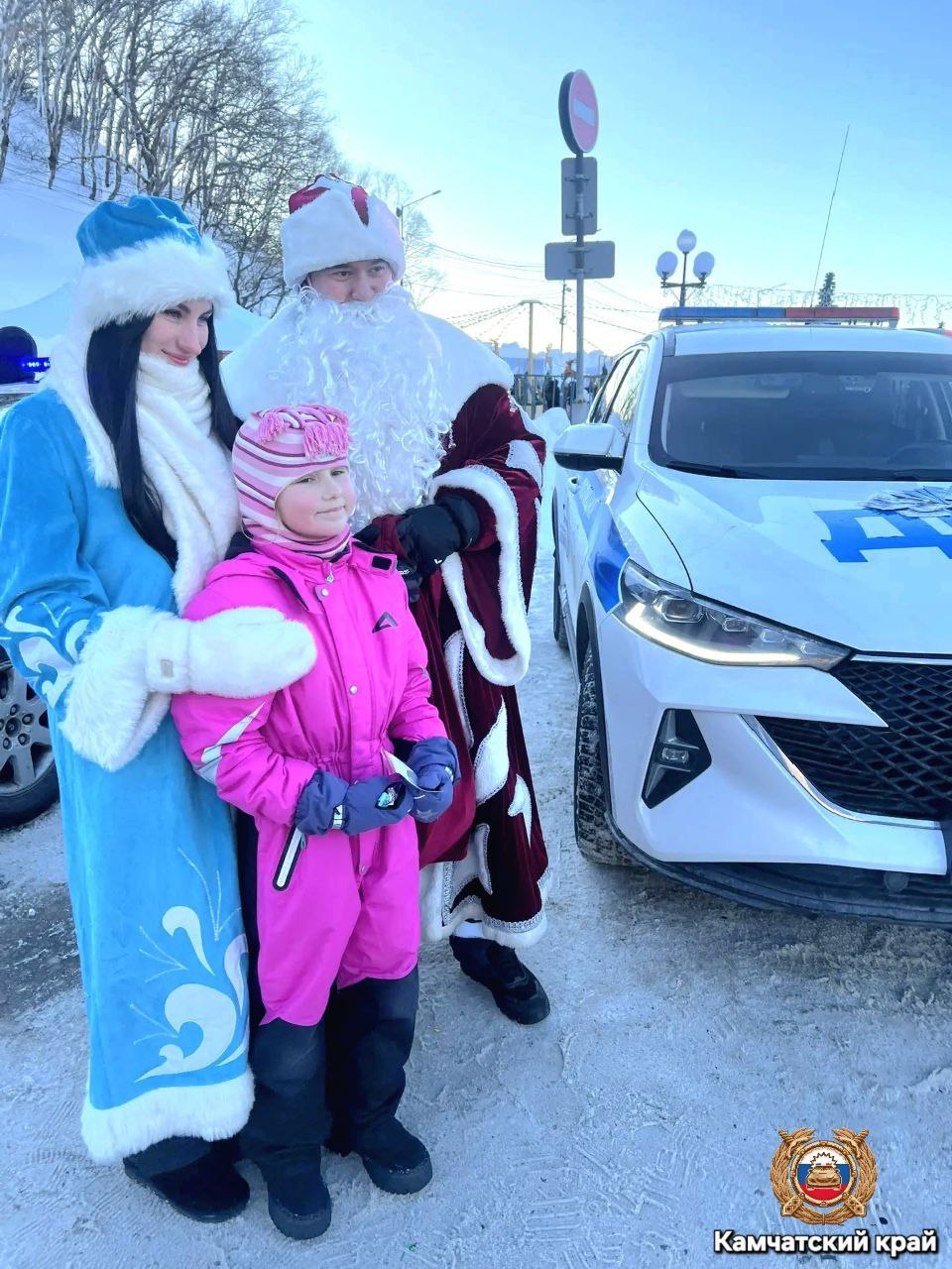 Новогодний патруль безопасности: Дед Мороз и Снегурочка напомнили детям о ПДД Новогодний патруль безопасности: Дед Мороз и Снегурочка напомнили детям о ПДД
