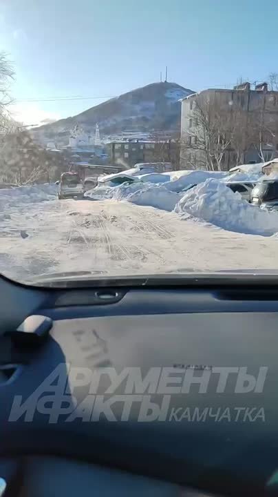 #камчаткапротивмусора. От Циолковского 63а и до Королёва 21 с конца декабря никто не чистил, скоро утонем в мусоре Скоро крысы свою управляйку откроют и дворы почистят, и мусор вывезут