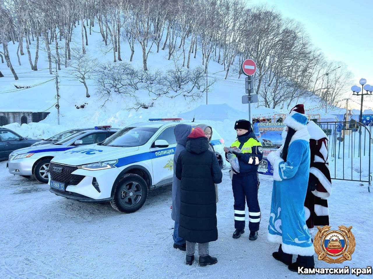 Новогодний патруль безопасности: Дед Мороз и Снегурочка напомнили детям о ПДД Новогодний патруль безопасности: Дед Мороз и Снегурочка напомнили детям о ПДД