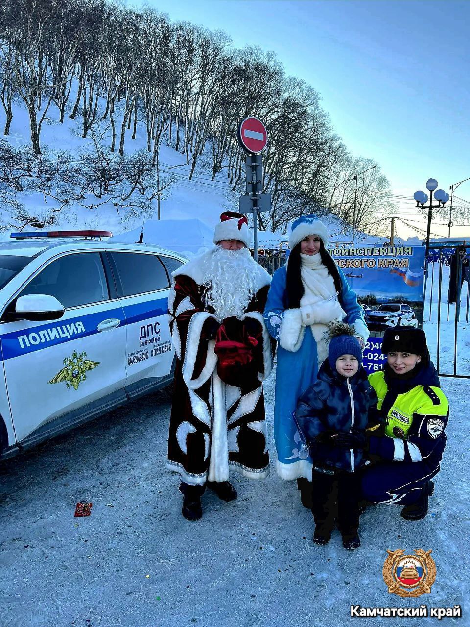 Новогодний патруль безопасности: Дед Мороз и Снегурочка напомнили детям о ПДД Новогодний патруль безопасности: Дед Мороз и Снегурочка напомнили детям о ПДД