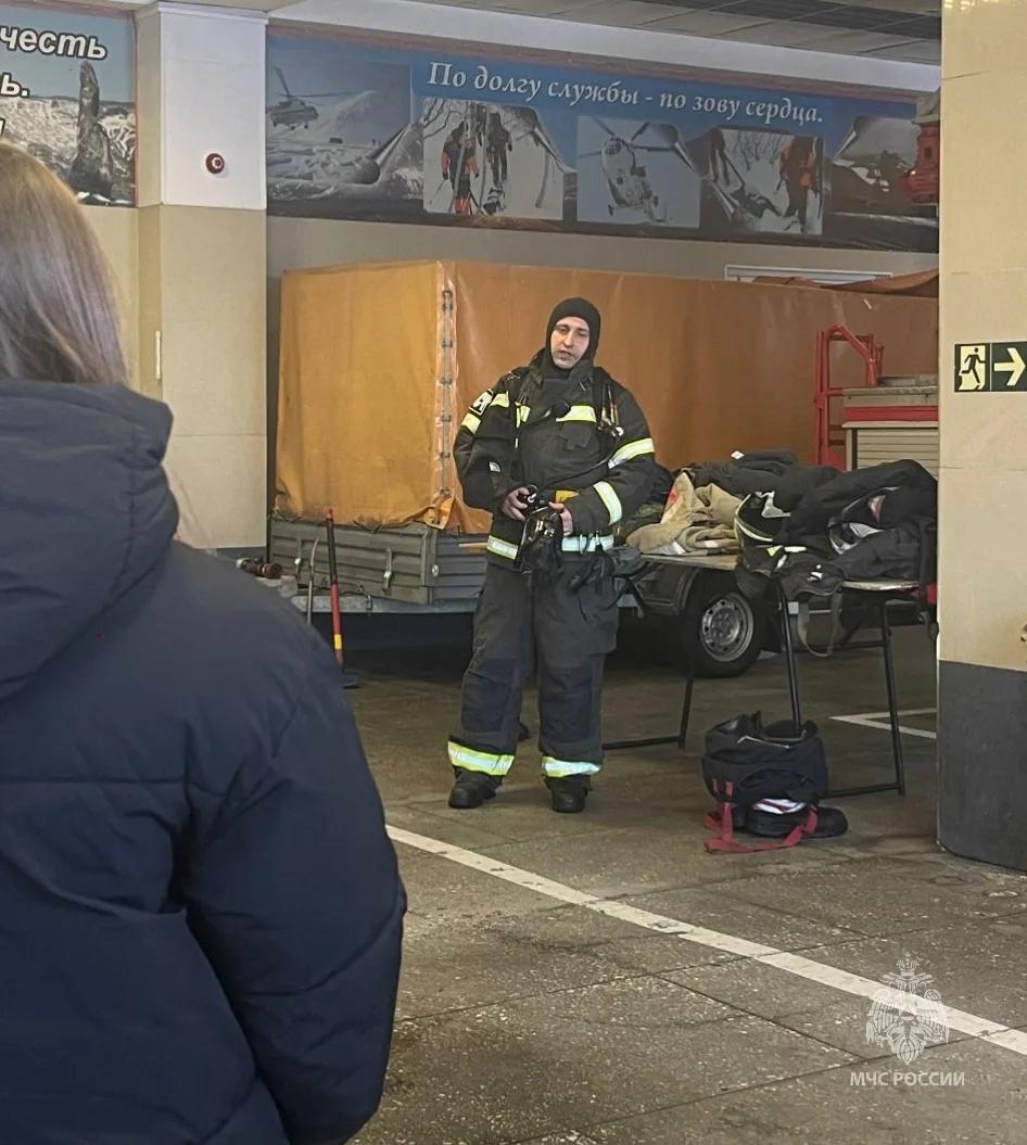 На Камчатке сотрудники МЧС России провели экскурсию для детей участников специальной военной операции На Камчатке сотрудники МЧС России провели экскурсию для детей участников специальной военной операции