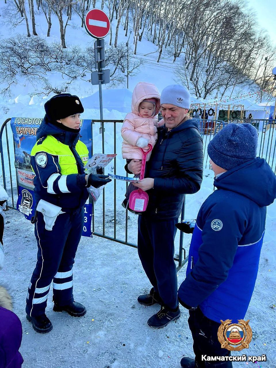 Новогодний патруль безопасности: Дед Мороз и Снегурочка напомнили детям о ПДД Новогодний патруль безопасности: Дед Мороз и Снегурочка напомнили детям о ПДД