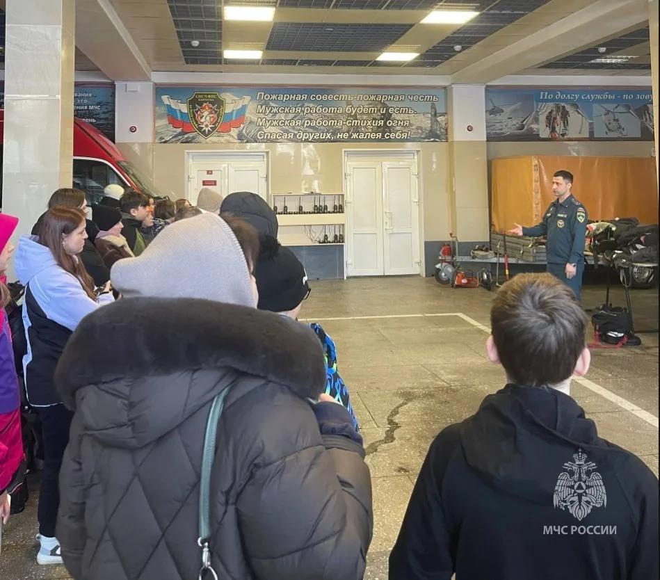 На Камчатке сотрудники МЧС России провели экскурсию для детей участников специальной военной операции