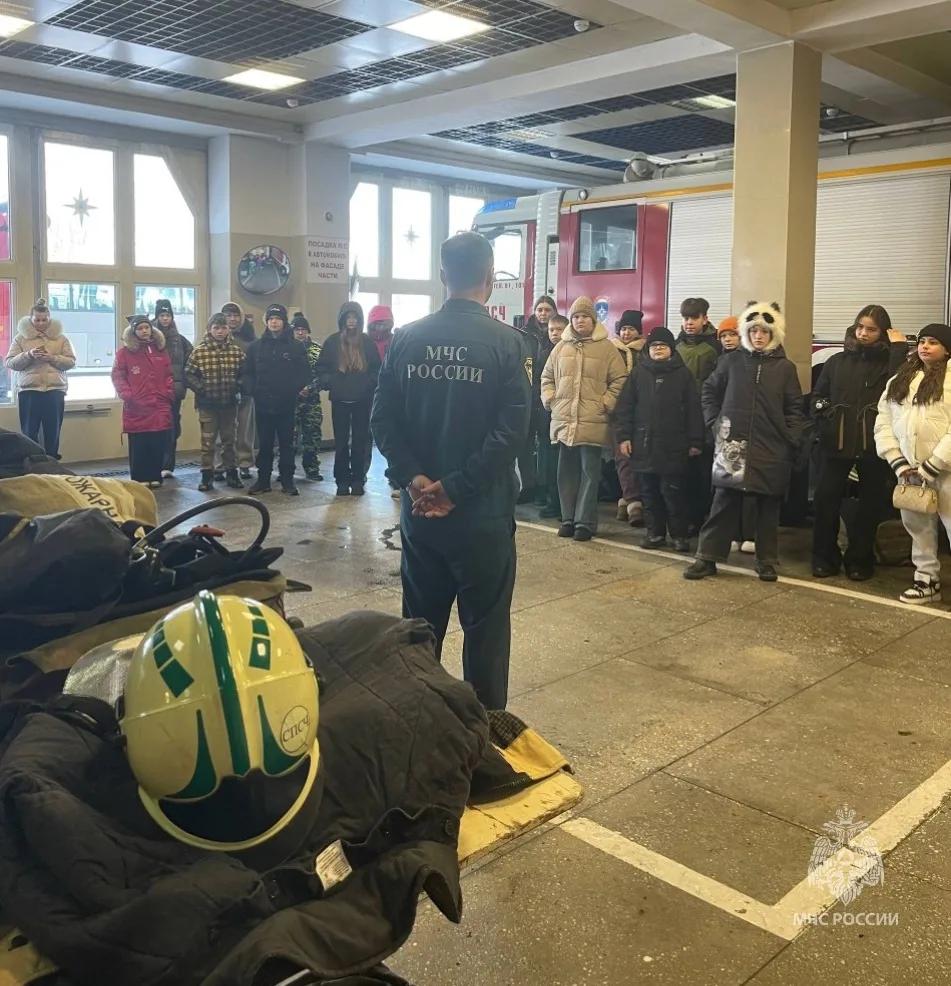 На Камчатке сотрудники МЧС России провели экскурсию для детей участников специальной военной операции На Камчатке сотрудники МЧС России провели экскурсию для детей участников специальной военной операции