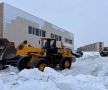 Город день за днем. 9 января 2026 года Дорожные службы продолжают работы по расчистке и вывозу снега с внутриквартальных проездов и придомовых территорий