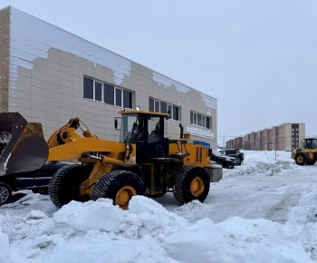 Город день за днем. 9 января 2026 года Дорожные службы продолжают работы по расчистке и вывозу снега с внутриквартальных проездов и придомовых территорий