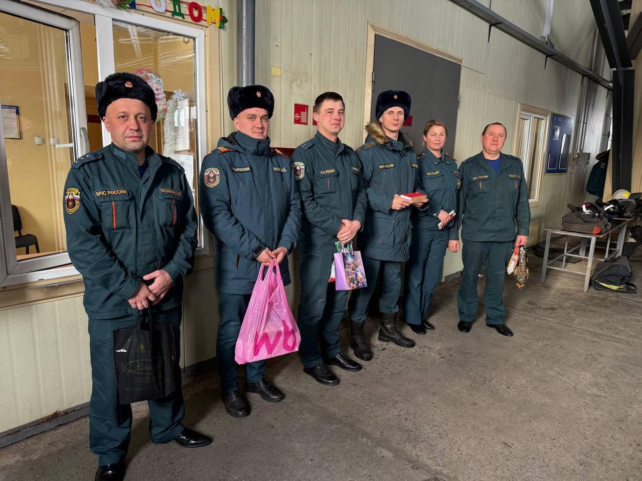 Дети поздравили пожарных Вилючинска с праздником Дети поздравили пожарных Вилючинска с праздником