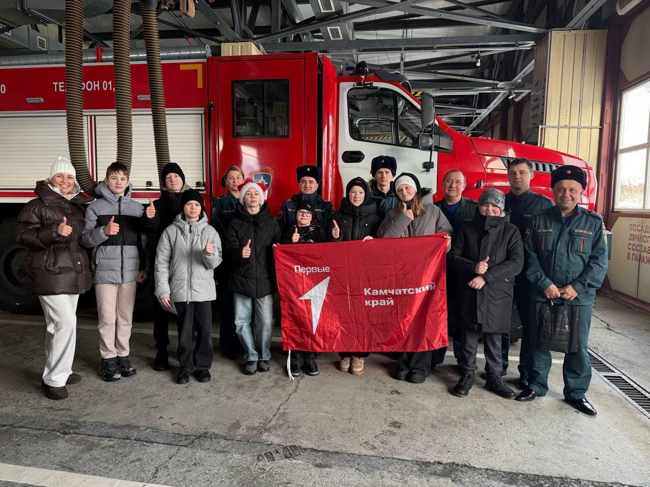 Дети поздравили пожарных Вилючинска с праздником