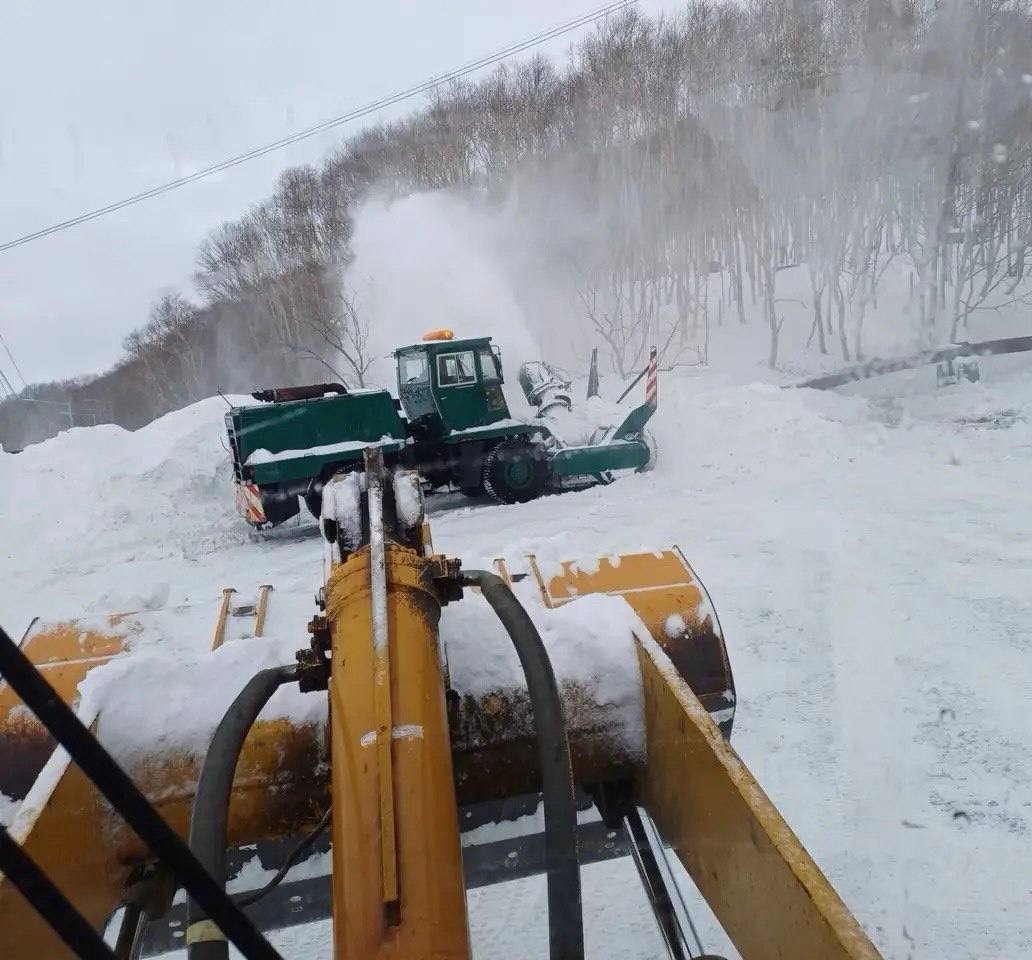 Город день за днем. 10 января 2026 года Специализированная техника задействована на магистральных дорогах и внутриквартальных проездах