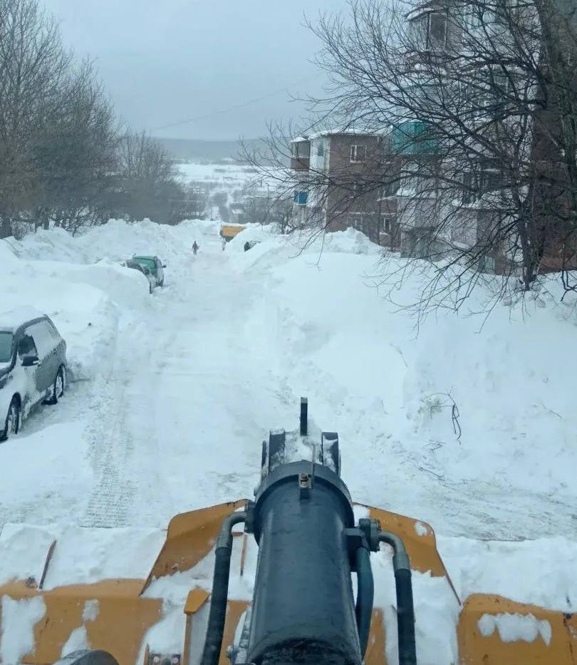 Город день за днем. 10 января 2026 года Специализированная техника задействована на магистральных дорогах и внутриквартальных проездах Город день за днем. 10 января 2026 года Специализированная техника задействована на магистральных дорогах и внутриквартальных проездах
