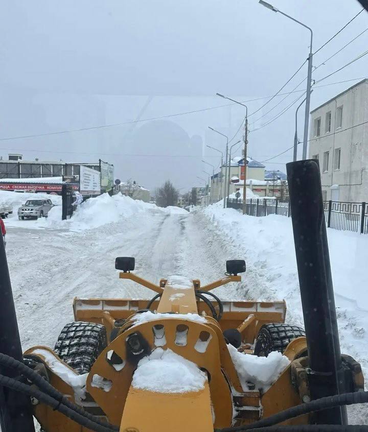 Город день за днем. 10 января 2026 года Специализированная техника задействована на магистральных дорогах и внутриквартальных проездах Город день за днем. 10 января 2026 года Специализированная техника задействована на магистральных дорогах и внутриквартальных проездах
