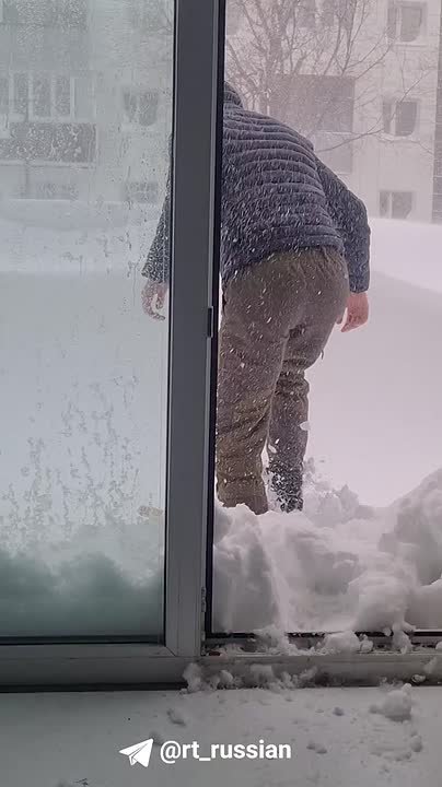 На Камчатке сугробы такой высоты, что из дома людям приходится выходить прямо через окно первого этажа