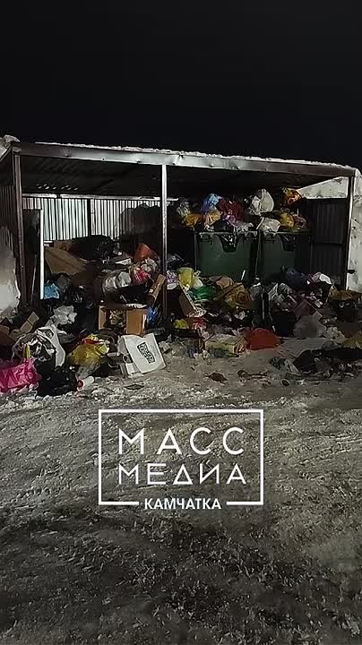 История одного провода. Подписчик Масс Медиа Камчатка, который живёт в районе БАМа, в нашей предложке очень просил нас приехать и показать ситуацию, которая сложилась у них на подъезде к Проспекту Циолковского 9/2