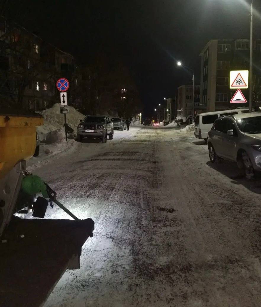 Подрядные организации в ночную смену проводили работы по расчистке, вывозу снега и обработки дорог Подрядные организации в ночную смену проводили работы по расчистке, вывозу снега и обработки дорог