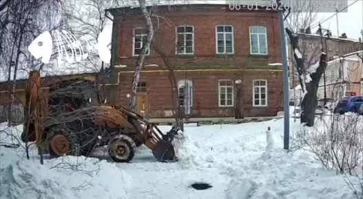 В сети завирусился ролик из Оренбурга, где водитель спецтехники остановил движение, вышел из экскаватора и бережно перенес снеговика в безопасное место, тем самым сохранив ему жизнь